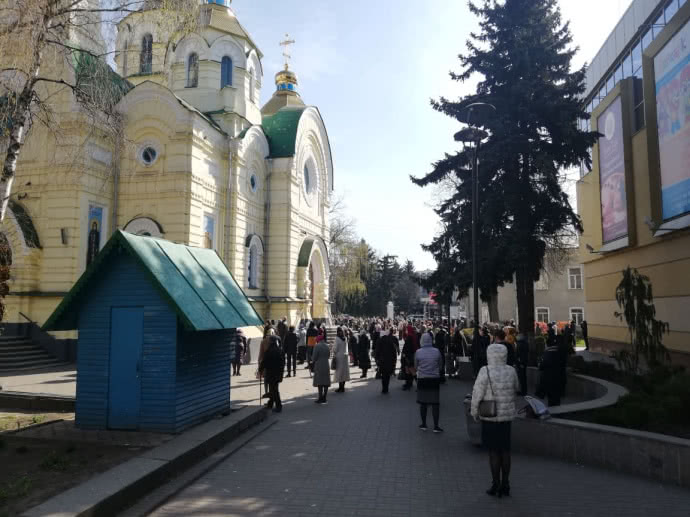 The Sunday before Easter-2020, crowds of people gathered at a church of the UOC MP in Rivne, defying quarantine restrictions. Photo: charivne.info) ~