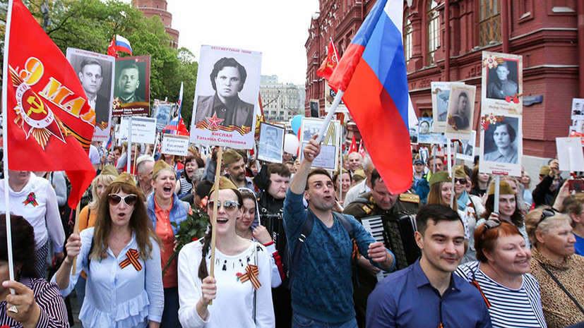 Muscovites celebrating May 9, the Day of Victory in the so-called Great Patriotic War of 1941-1945, in 2019. Russia prefers to forget that it started the World War II on the German side in September 1939 by invading and partitioning Poland with Hitler's Germany. (Photo: dsnews.ua)