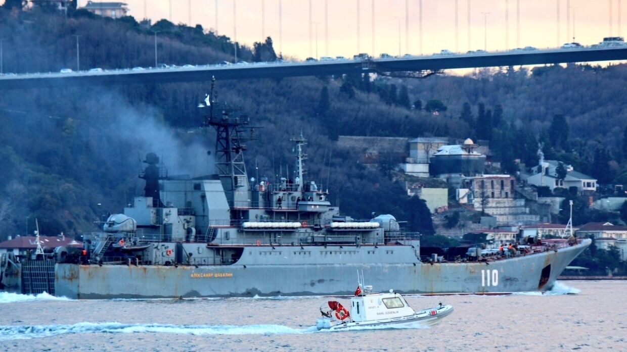 Russian Navy's Ropucha-class large landing ship going through the Bosporus Strait in Istanbul, Turkey. (Photo: twitter.com / @YorukIsik)