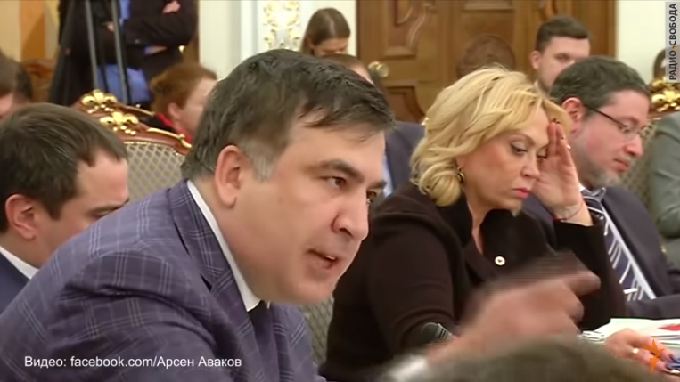 Saakashvili accuses the Ukrainian Cabinet and Avakov of chairing corruption in Ukraine. Photo: snapshot from a video of a meeting of the National Reforms Council. ~