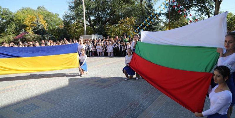 The Ukrainan and Bulgarian national flags displayed in Bolhrad, Ukraine (Photo: G.S. Rakovsky School)