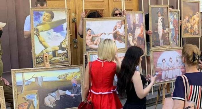 Exhibition of caricatures depicting Zelenskyy on famous masterpieces in front of the DBR at the time of Poroshenko’s planned interrogation, 10 June 2020. Source: rakurs ~