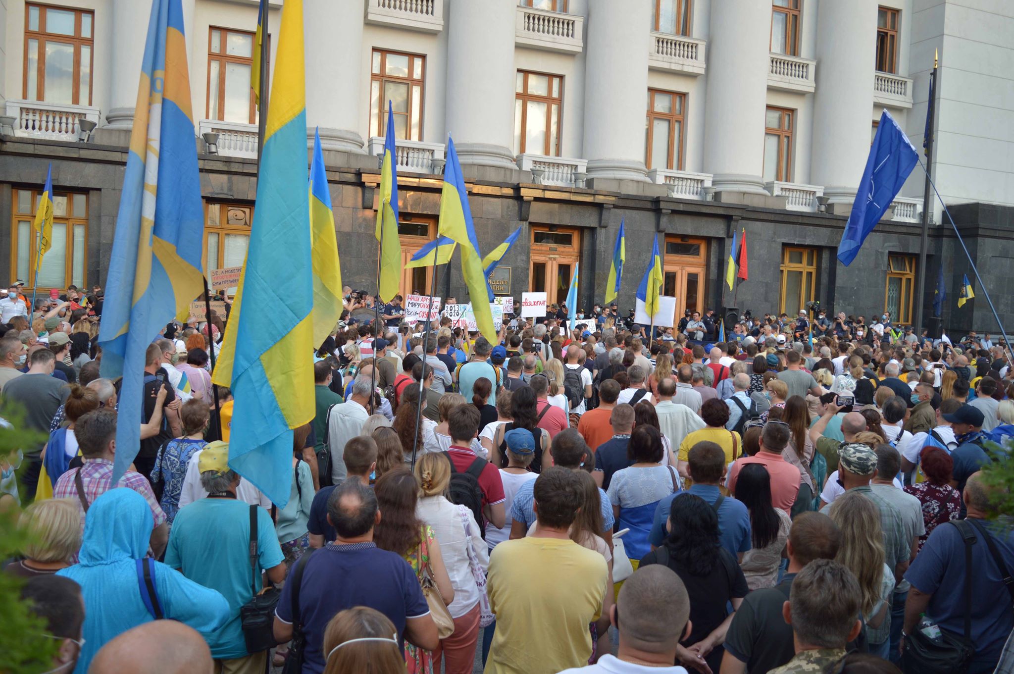 Mass protests in Kyiv against disarming Ukrainian army as part of new truce in Donbas ~~
