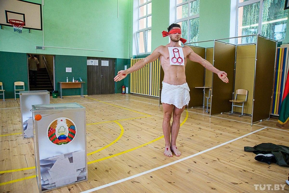 Artist Aleksei Kuzmych held a performance at one of the polling stations symbolizing the freeness and fairness of Belarusian elections. Photo: tut.by ~