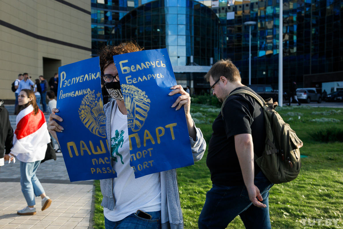 This sign of a participant of the March of Heroes on 13 September in Minsk hails Maria Kalesnikava’s torn passport. Photo: Olga Shukailo, tut.by ~