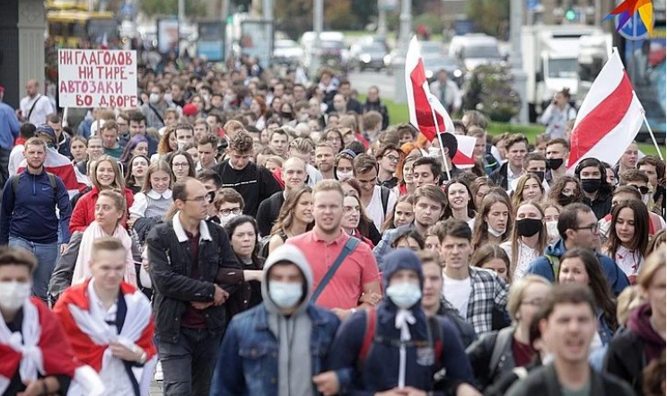 Students march in Minsk on 1 September. Picture by: Pavel Martinchik. ~