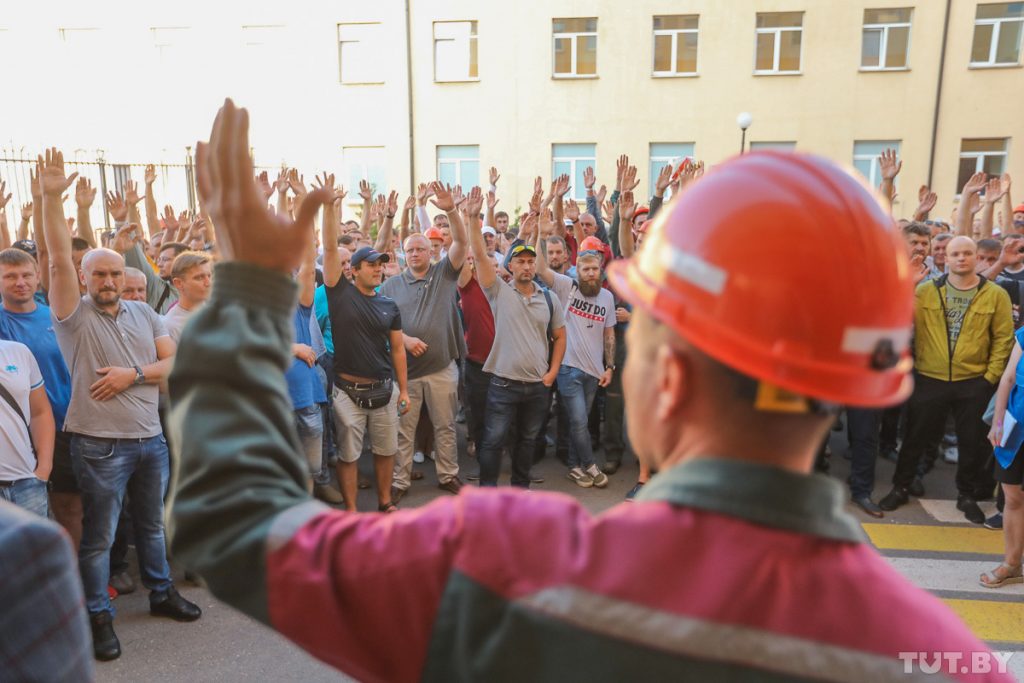 Striking workers of Belaruskali raise hands to show who voted for the opposition candidate Sviatlana Tsikhanovksaya. Source: tut.by ~