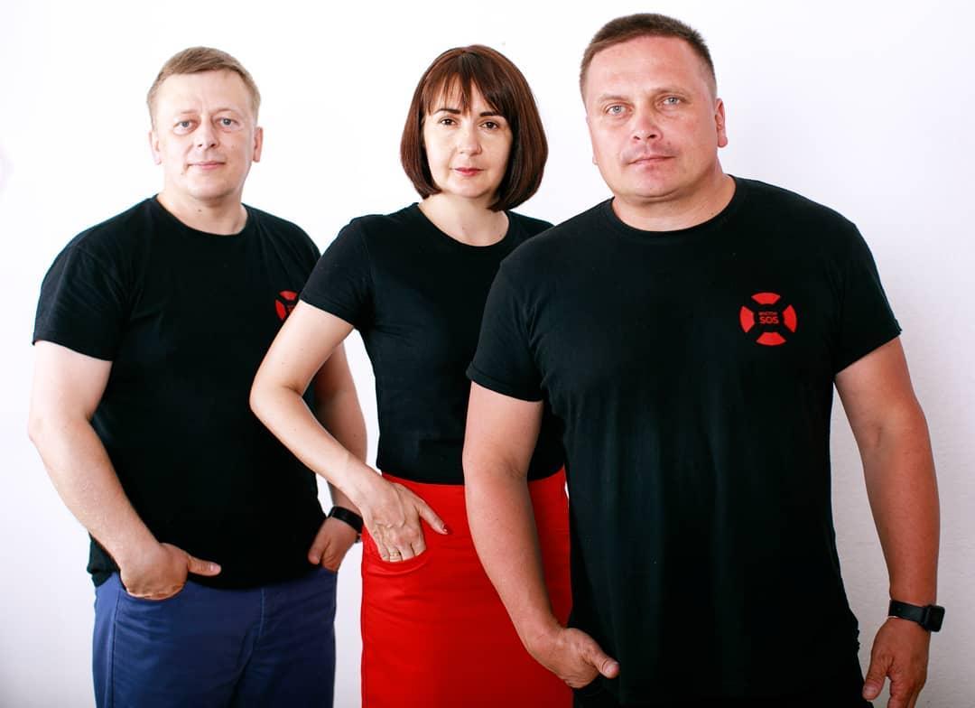 From left to the right. Yevhen Vasiliev, Ivetta Kuzmina, Kostyantyn Reutskyi, representatives of the Vostok-SOS NGO who were running for MPs in 2019. Photo from Kostyantyn Reutskyi’s Facebook page. ~