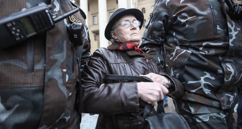 Detention of Nina Baginskaya during the fourth day of her solitary protest near KGB building, 2017. Source: svaboda.org/RFE/RL ~