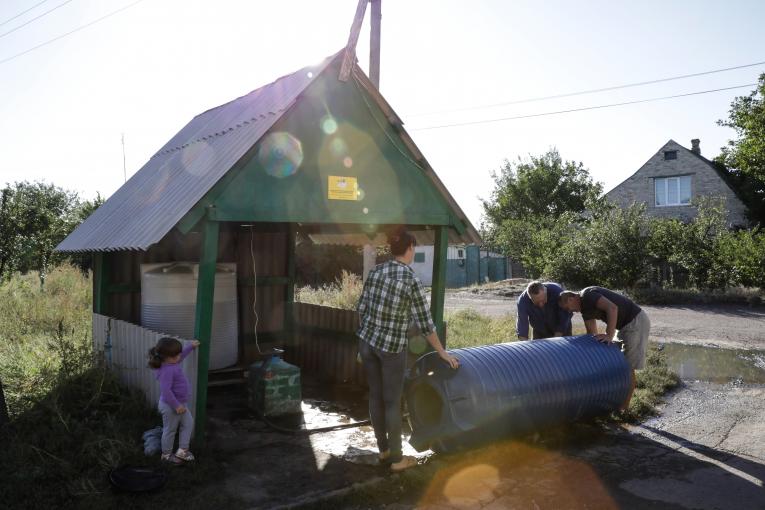 Ukraine. Residents gather at a water point in Bakhmutka, Donetsk region in 2019 (Photo: UNICEF/UN0243044/Morris VII)