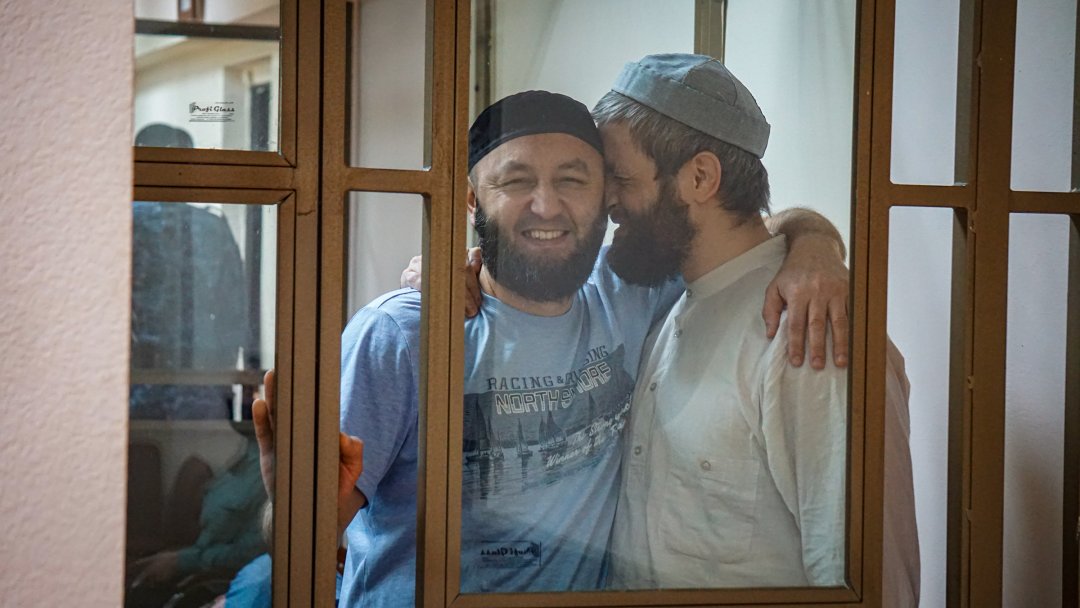 Marlen Asanov (left) and Seiran Saliyev (right), Crimean Tatars sentenced to 19 and 16 years in prison for alleged involvement in Hizb ut-Tahrir, in court. Photo: Crimean Solidarity ~