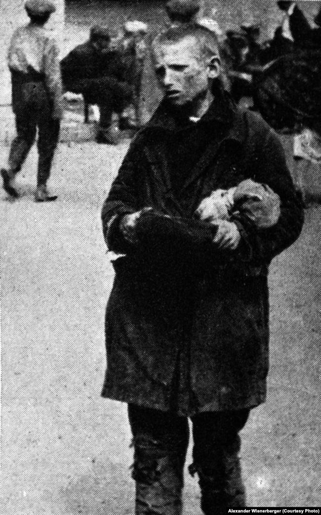 “Russian youngster asks for bread” (author’s caption). The photo was most likely taken in the Ukrainian city of Kharkiv. Photo by Alexander Wienerberger, illustration from the book “Hart auf hart. 15 Jahre Ingenieur in Sowjetrußland. Ein Tatsachenbericht, Salzburg 1939.” ~