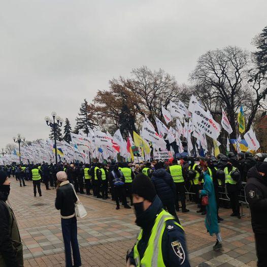 Protest of entrepreneurs against weekend lockdown gathered thousands of participants and blocked the entire government quarter in Kyiv. Source: Taras Kovalchuk’s Facebook ~