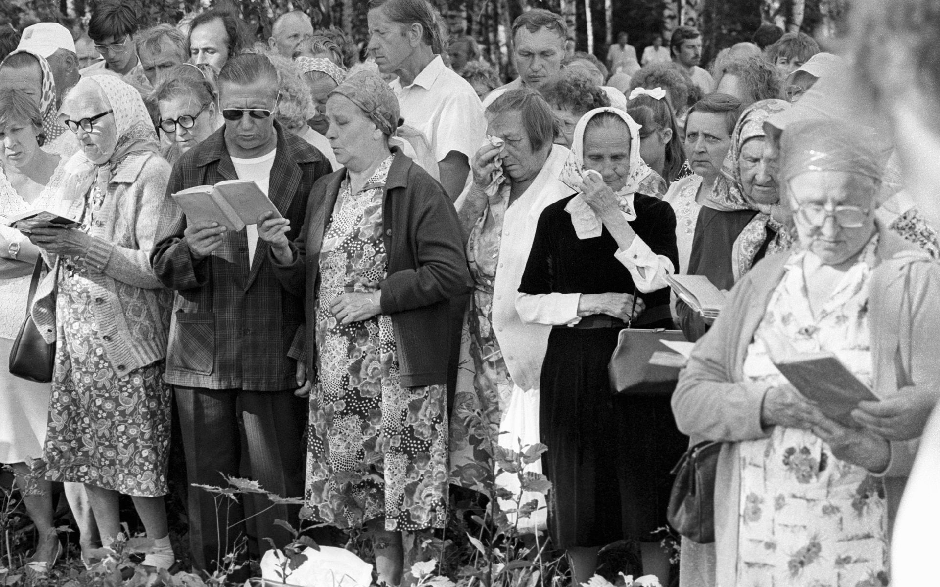 Ingermanland Finns attend a memorial service for tens of thousands of their people destroyed by Stalin's genocidal policies at an old Finnish cemetery in Koltushi village on June 24, 1989. (Image: RIAN)