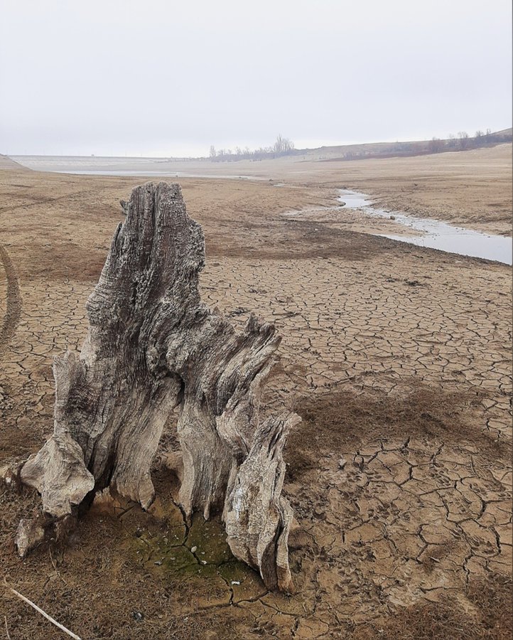 The dry bed of the Ayan Water Reservoir that supplied Simferopol, Crimea's second-largest city with population over 300,000. December 2020. (Source: RoksolanaToday&КрымUA @KrimRt on Twitter)