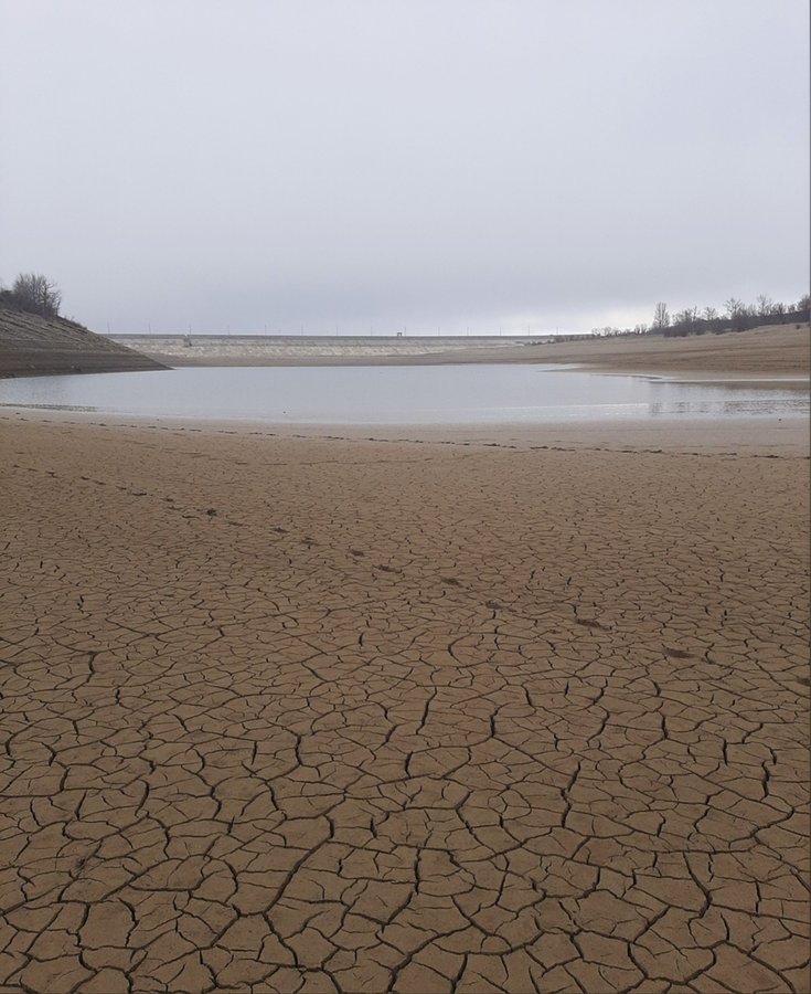 The dry bed of the Ayan Water Reservoir that supplied Simferopol, Crimea's second-largest city with population over 300,000. December 2020. (Source: RoksolanaToday&КрымUA @KrimRt on Twitter)