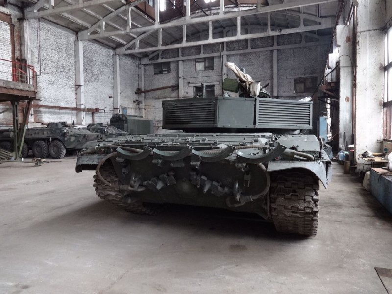 Rear view of the Russian T-72 tank hidden in one of Izolyatsia buildings. Photo: Telegram/traktorist_dn ~