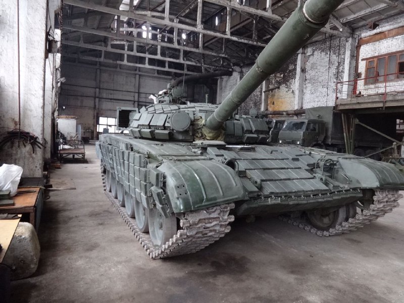 A Russian T-72 tank hidden in one of Izolyatsia buildings. The “DNR’s MGB” also uses former industrial shops of Izolyatsia to hide its heavy military equipment. Photo: Telegram/traktorist_dn ~
