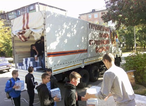 A Russian “humanitarian convoy” in 2015 brought 1500 tons of Russian textbooks to the occupied Ukrainian territories; after that, the school curriculum changed, Novaya Gazeta reported, quoting a source in the “education ministry” of the “Donetsk People’s Republic.” Photo: Odnarodyna.org ~