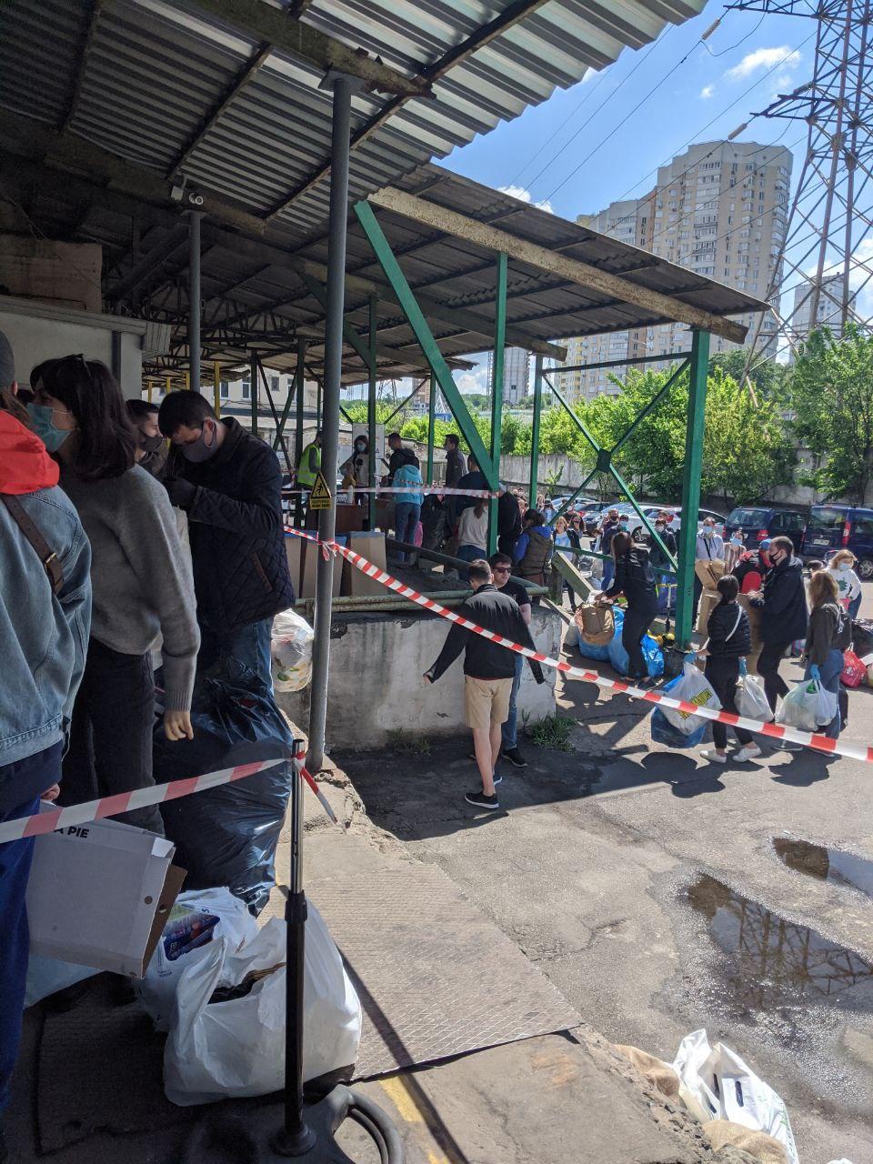 The lines to the No Waste Ukraine recycling station during the quarantine in spring 2020. Photo from No Waste Ukraine Facebook page ~