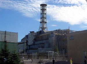 The Chernobyl NPP’s old sarcophagus – a massive concrete structure over the reactor 4 building in 2006. Photo: Wikimedia Commons ~