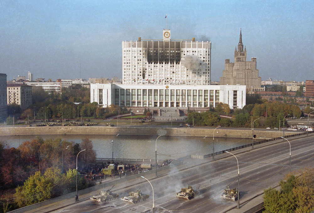 Tanks of Russia's elite Taman Division shelling the House of Soviets (now known as the White House) where the Supreme Soviet of Russia (its parliament, now known as State Duma) was located at the time. Moscow, October 4, 1993. Photo: TASS