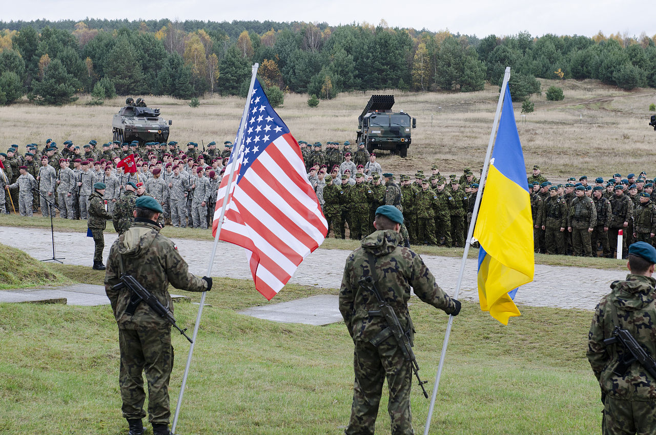 Polish paratroopers holding the United States and Ukrainian state flags during the NATO military exercise Steadfast Jazz 2013 in Poland. (Source: Sgt. A.M. LaVey via Wikimedia)