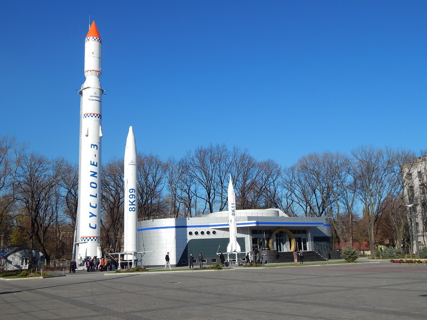 Locally made rockets in Dnipro’s Rocket Park (left to right): Tsyklon-3, first Soviet-made mobile ICBM RT-20P, R-11 Zemlya – an early ballistic missile later known in the West by its NATO reporting name Scud. Photo: uprom.info ~