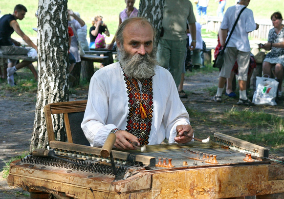 Playing ancient tsymbaly. Source: poshtivka, photo by Alexandr Drozdov ~