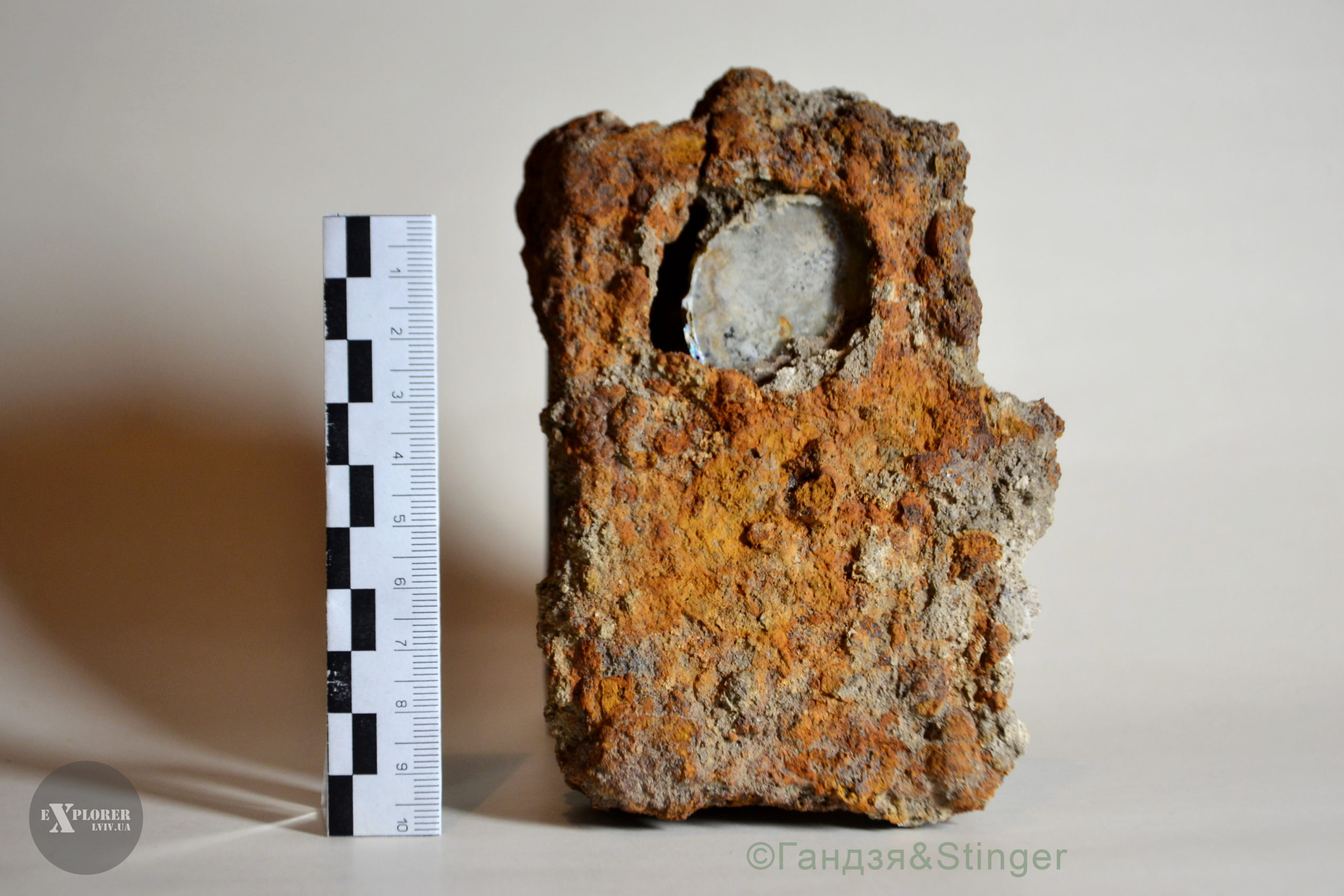 13 Однією з найцікавіших знахідок у схованці під пл. Соборною виявився ліхтарик.