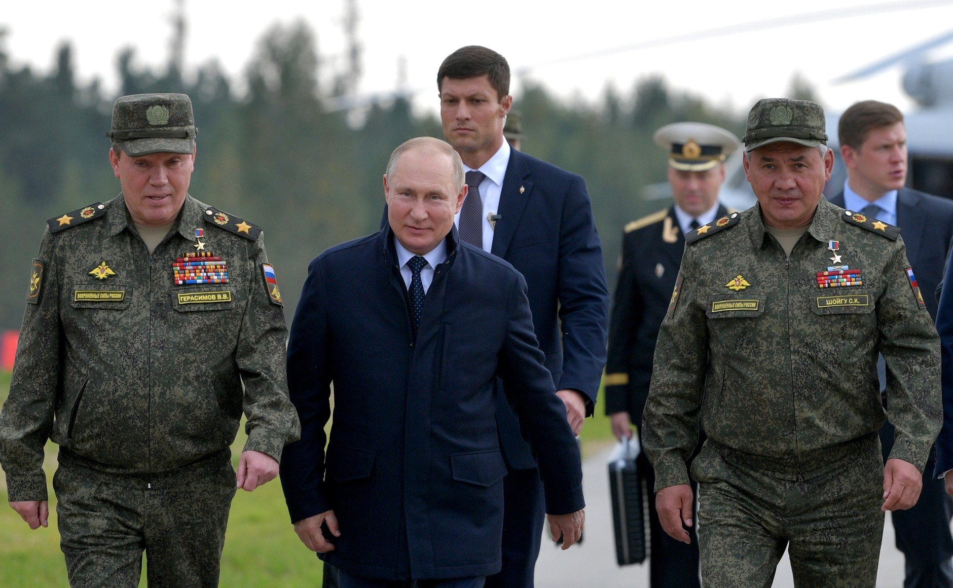 Putin, the Russian defence minister Sergey Shoygu (R) and chief of General Staff Valery Gerasimov at the Zapad 2021 military exercises. Belarus, 13 September, 2021. (Photo: kremlin.ru)