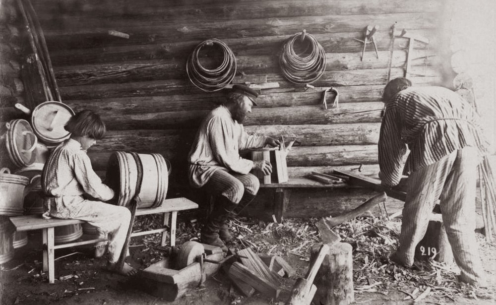 A displaced family of coopers in Siberia. The end of the 19th century. Photo: nv.ua. ~