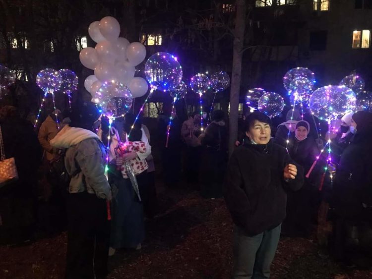 The cheerleaders carried luminiscent balloons. Photo: Crimean Solidarity ~