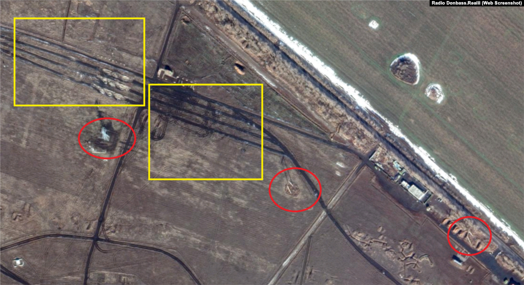 Here is the satellite image of this location. The power transmission line pylons are marked in red, the left side of the image features the different-shaped pylon. Characteristic traces of tank tracks are marked in yellow. Photo: Google Maps. Markers: Donbas.Realii ~