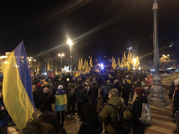 Protesters walking along Hrushevskoho. Photo: Twitter / rok_org_ua ~