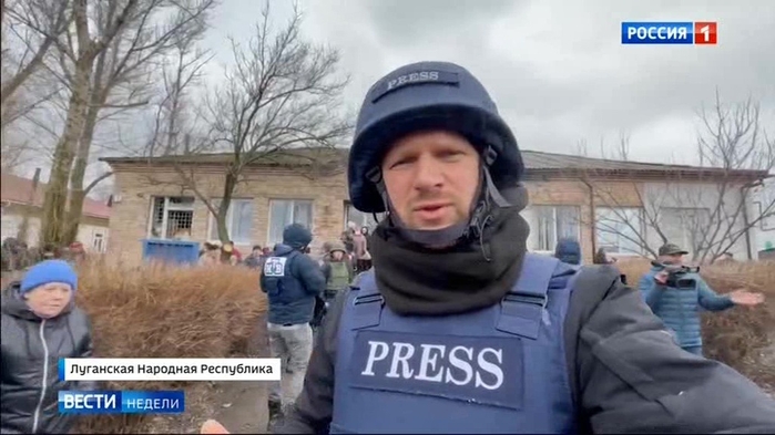 Russian state TV propagandists working among Russian troops in Ukraine wear "Press" signs in English, not in Russian or Ukrainian, to make them look more "independent." Mar-2022 (Photo: Rossiya1 TV program screenshot by Newizv.ru)