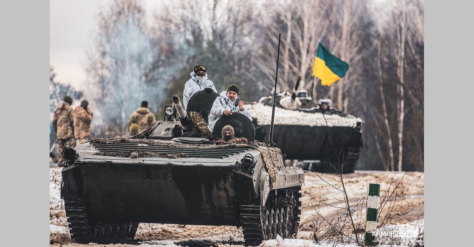 Ukrainian army soldiers fighting infantry vehicle flag Feb-2022 (Photo: instagram.com/army_inform)