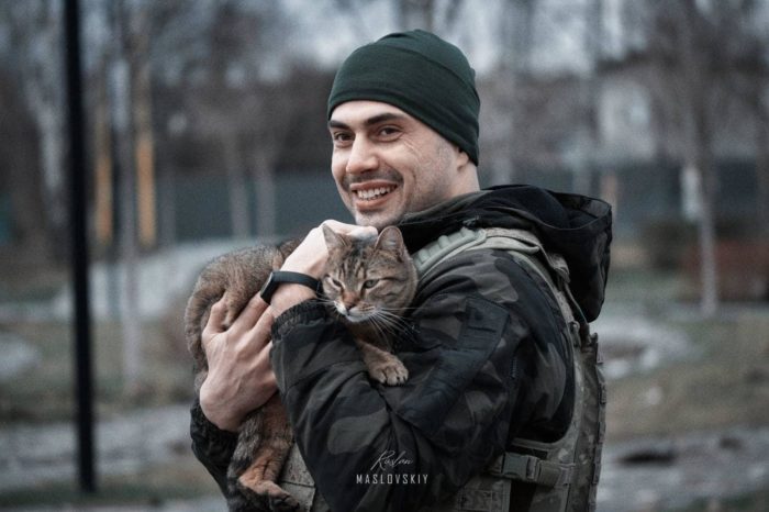 El soldado Yehor Firsov con su gato Bucha