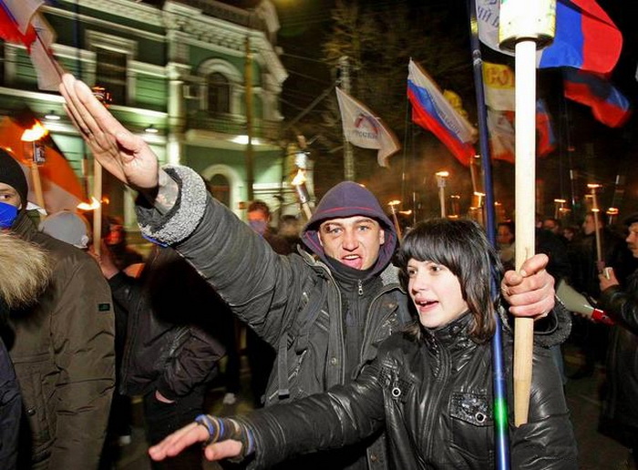 Una procesión con antorchas durante una manifestación de nacionalistas rusos en Crimea, 7 de enero de 2014. Durante ella, se quemaron libros ucranianos, así como libros sobre la historia de Ucrania. Foto: Censor.net