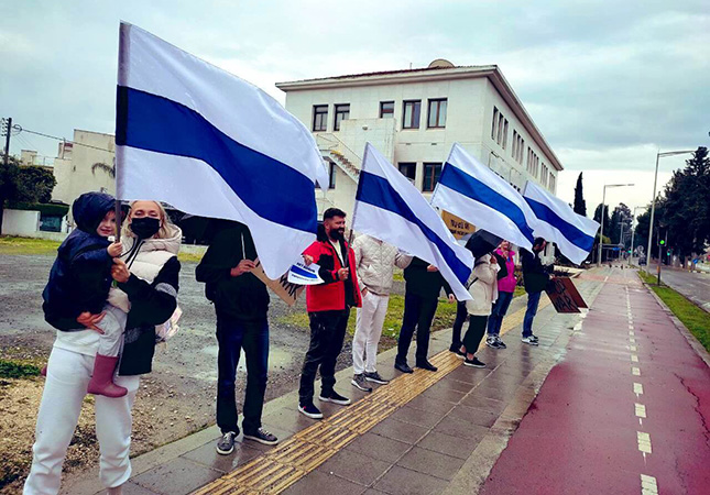 Anti-Putin Russian activists abroad waving modified Russian flags symbolizing opposition to their country's aggressive war against Ukraine (Photo: twitter.com/newrusflag)