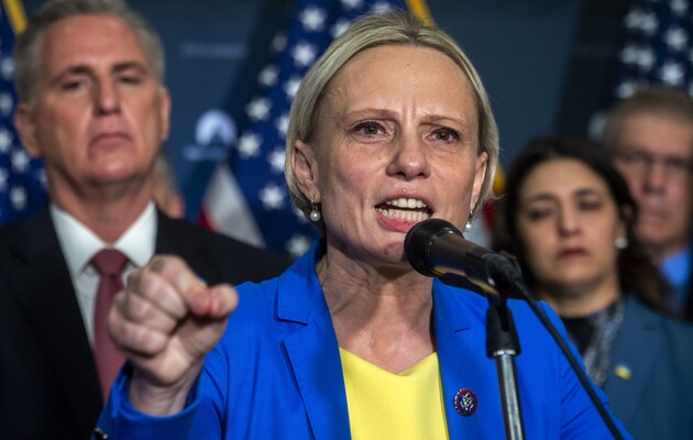 Victoria Spartz, Congresswoman wearing the colours of the Ukrainian flag whilst making a speech. Source: zn.ua