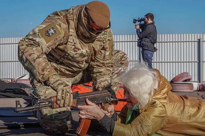 Ukrainian Grandma Resists Russian invasion and learns to shoot a gun