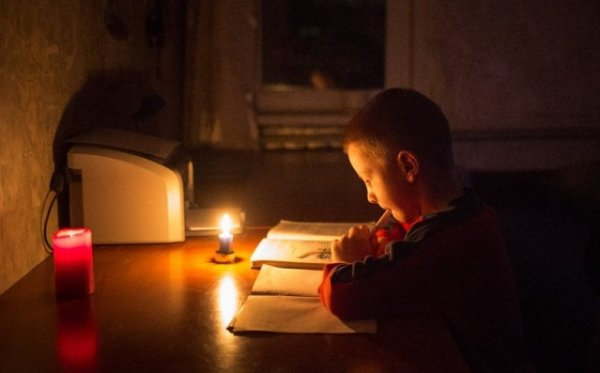 During Ukraine's rolling blackouts, candles and 'faith in ourselves' become  latest weapons