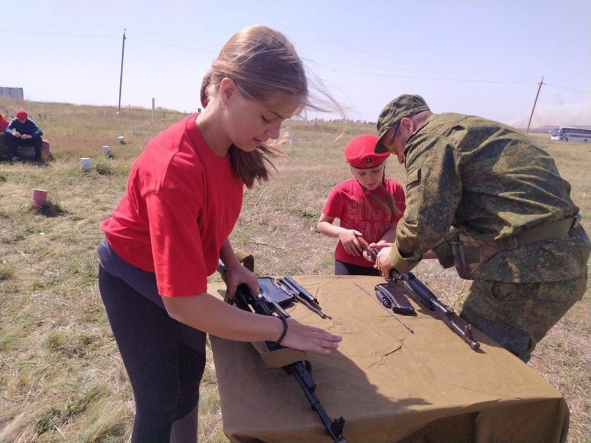 russians show children how use weapons