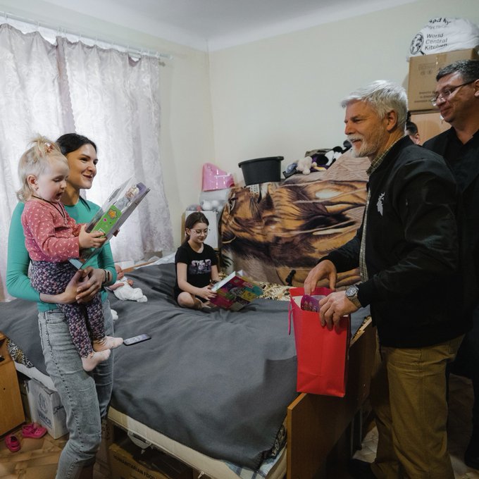 Český prezident Peter Pavel navštěvuje ukrajinské děti v útulku pro vysídlené v Dněpru