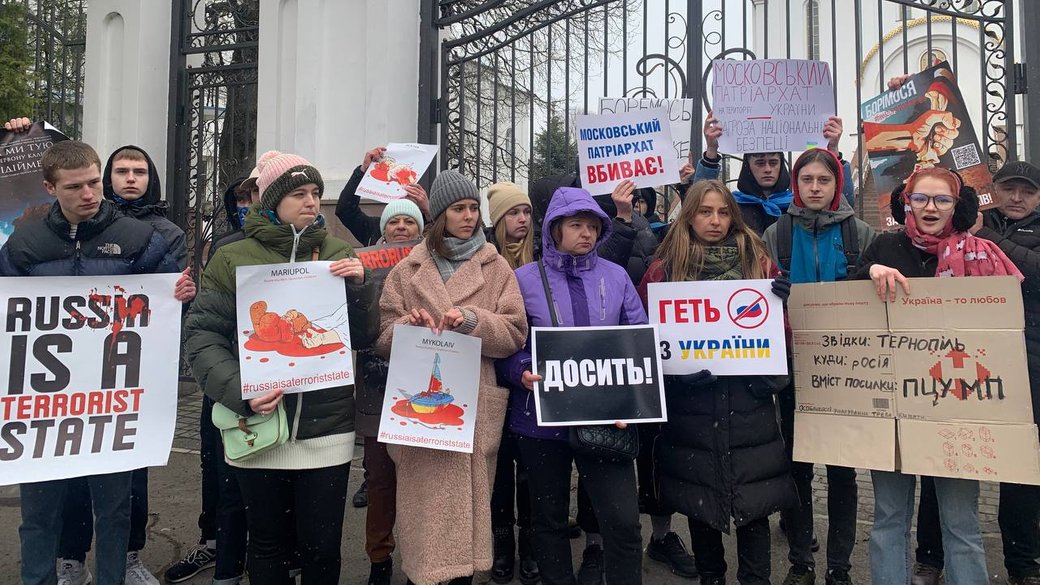 A protest near the UOC MP cathedral in Ternopil demanding to ban the UOC MP, 5 April. Signs say “Enough!” “Out from Ukraine,” “Moscow Patriarchate kills.” Photo: Suspilne ~
