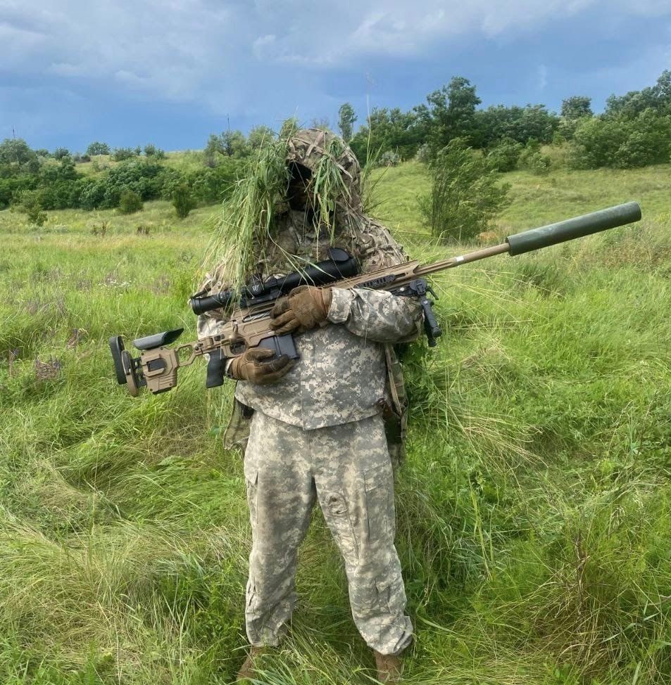 Ukrainian Snipers Ditch Ghillie Suits but Keep These Western Rifles