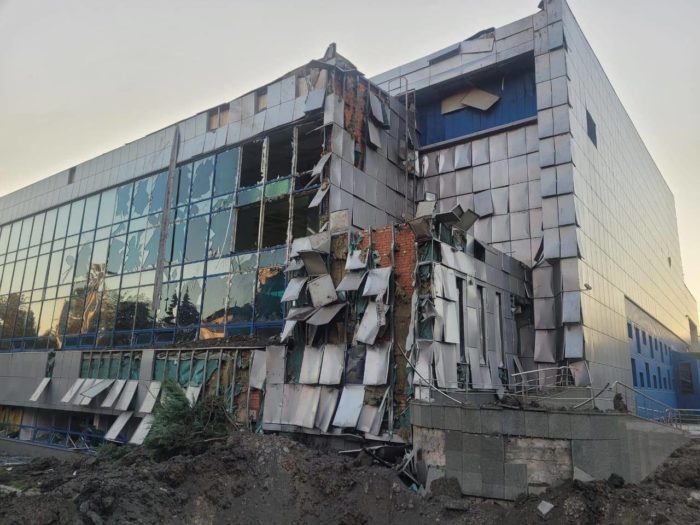 Детский сад, спортивный комплекс и квартиры повреждены в результате массированного ночного ракетного удара России по центру Украины на западе