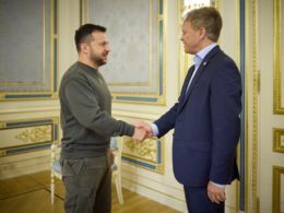 Shapps and Zelenskyy shaking hands