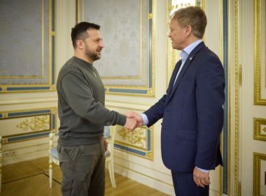 Shapps and Zelenskyy shaking hands